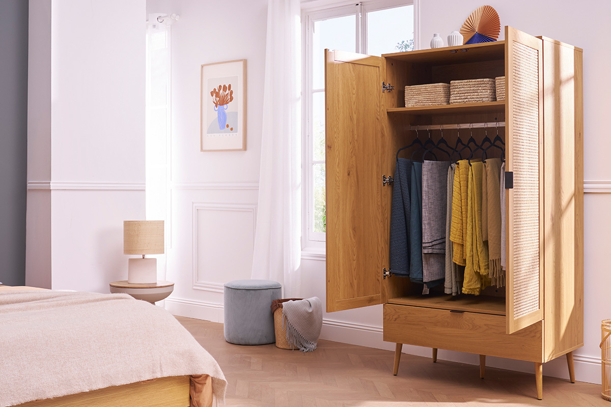 Armoire finition bois clair, cannage en rotin et mtal noir H190 cm MANILLE