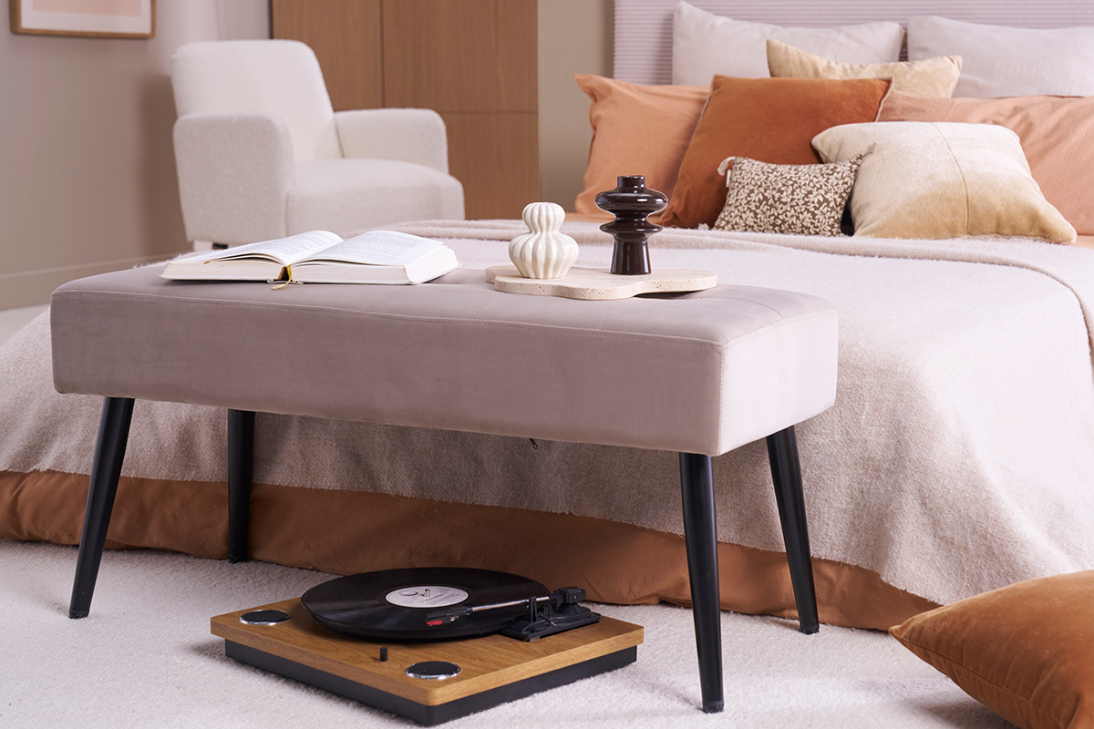 Banc design capitonn en tissu velours taupe et mtal noir L96 cm GUESTA