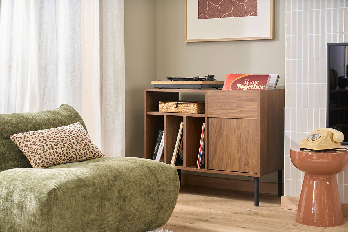 Buffet de rangement vinyles en bois fonc� finiton noyer et m�tal noir L90 cm KANE