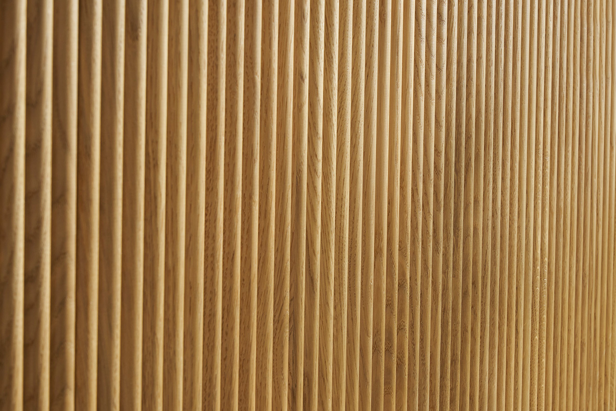 Buffet design en bois clair chêne massif gravé 4 portes L180 cm GOSHI