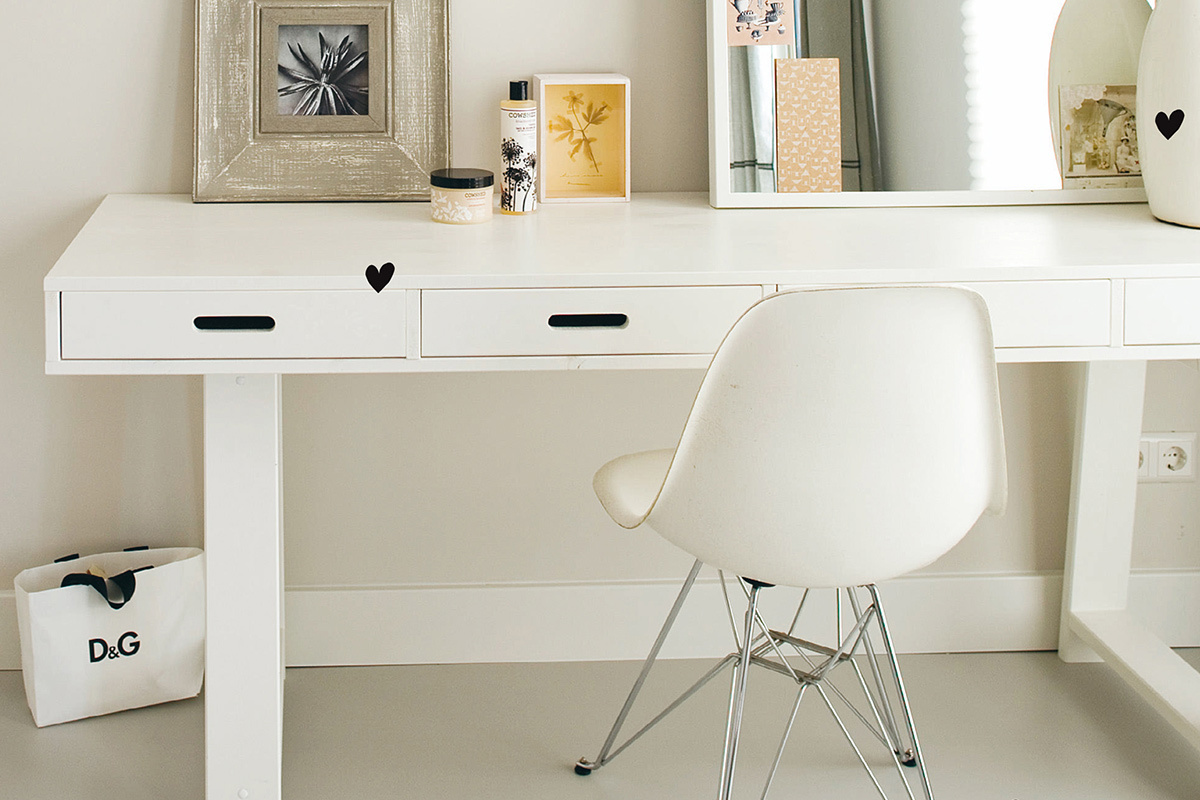 Bureau design en bois blanc cass� 4 tiroirs r�versibles L178 ARCOS