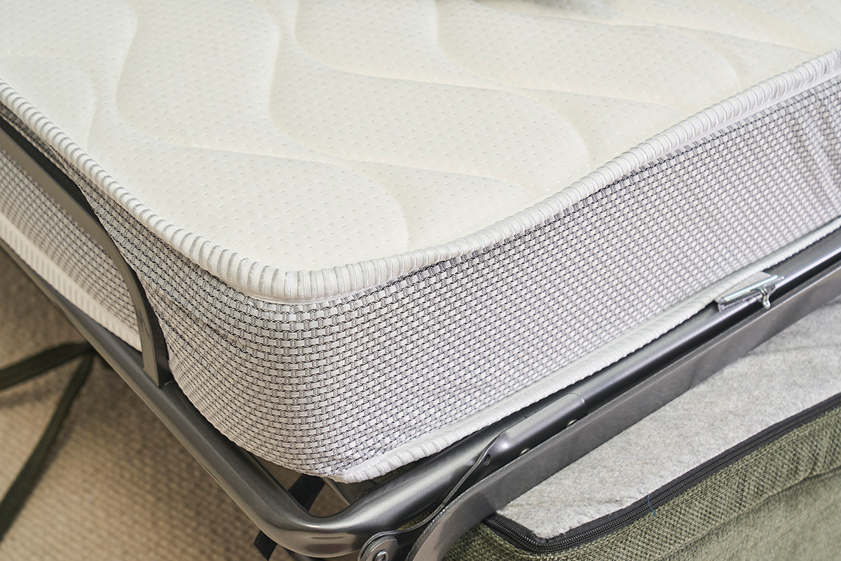 Canap� convertible 3 places en tissu chenille vert fonc� et bois clair avec matelas 18 cm SKANDY