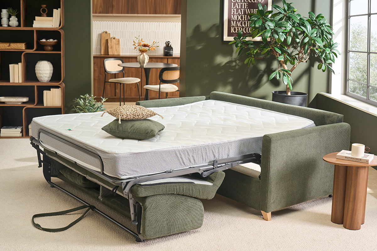 Canap� convertible 3 places en tissu chenille vert fonc� et bois clair avec matelas 18 cm SKANDY