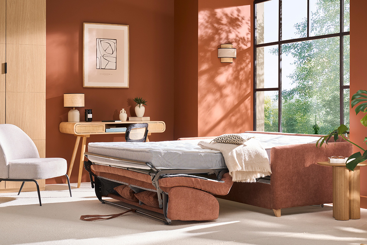 Canap convertible 3 places en tissu effet velours terre brle et bois clair avec matelas 18 cm SKANDY