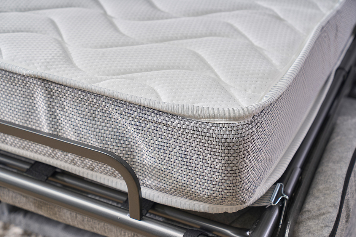 Canap� convertible avec t�ti�res ajustables 3 places en tissu gris et bois clair et matelas 18 cm GOYA
