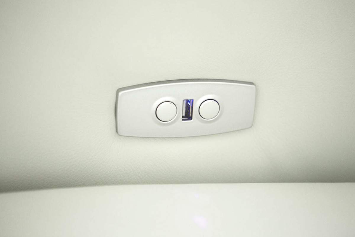 Canap� relax �lectrique en cuir blanc cass� avec t�ti�res ajustables RUIZ - cuir de vache