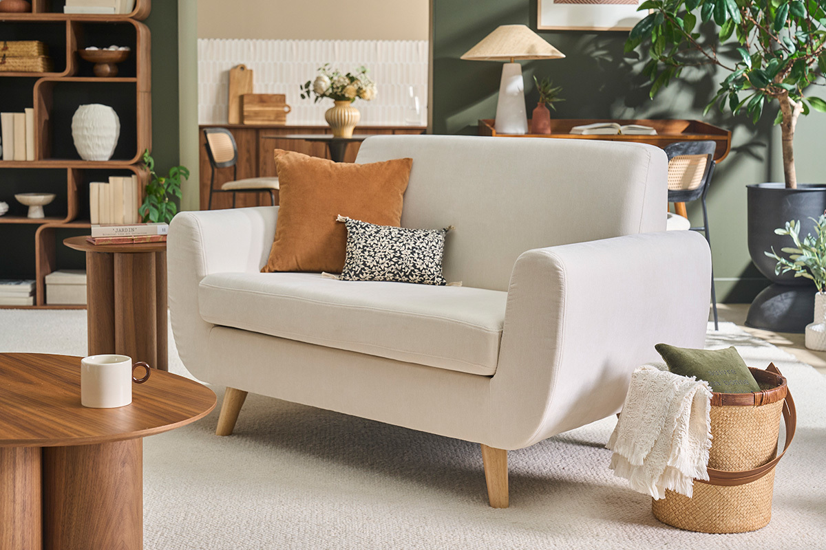 Canap� scandinave 2 places en tissu beige et bois clair PURE