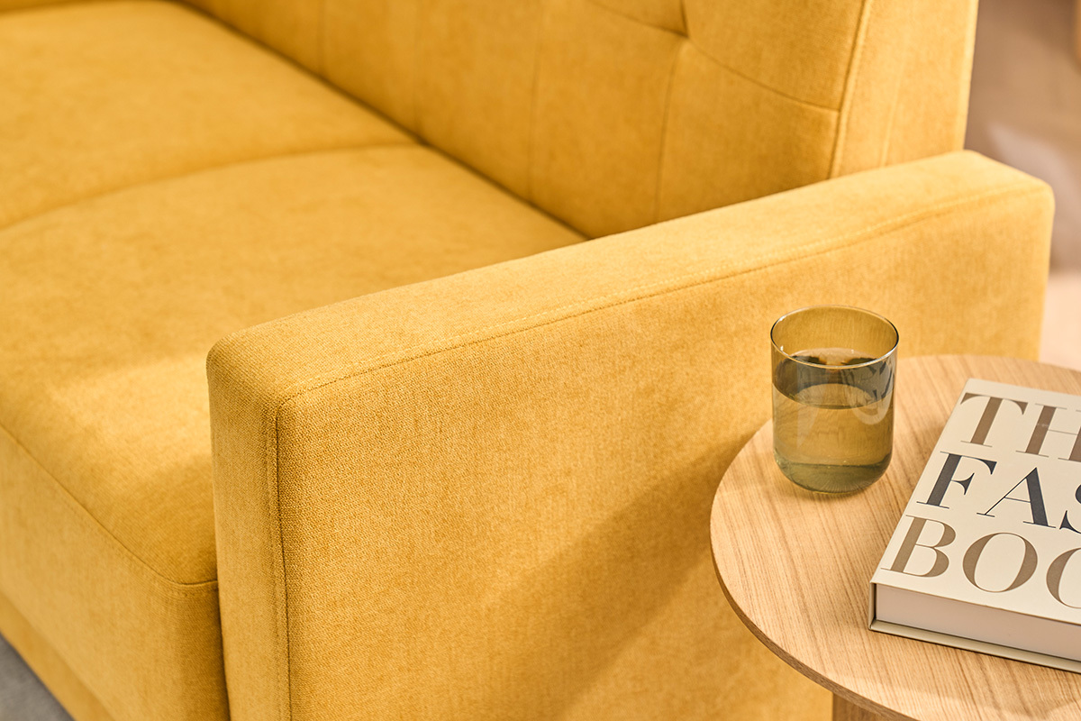 Canap� scandinave 2 places en tissu effet velours jaune moutarde et bois clair MOON