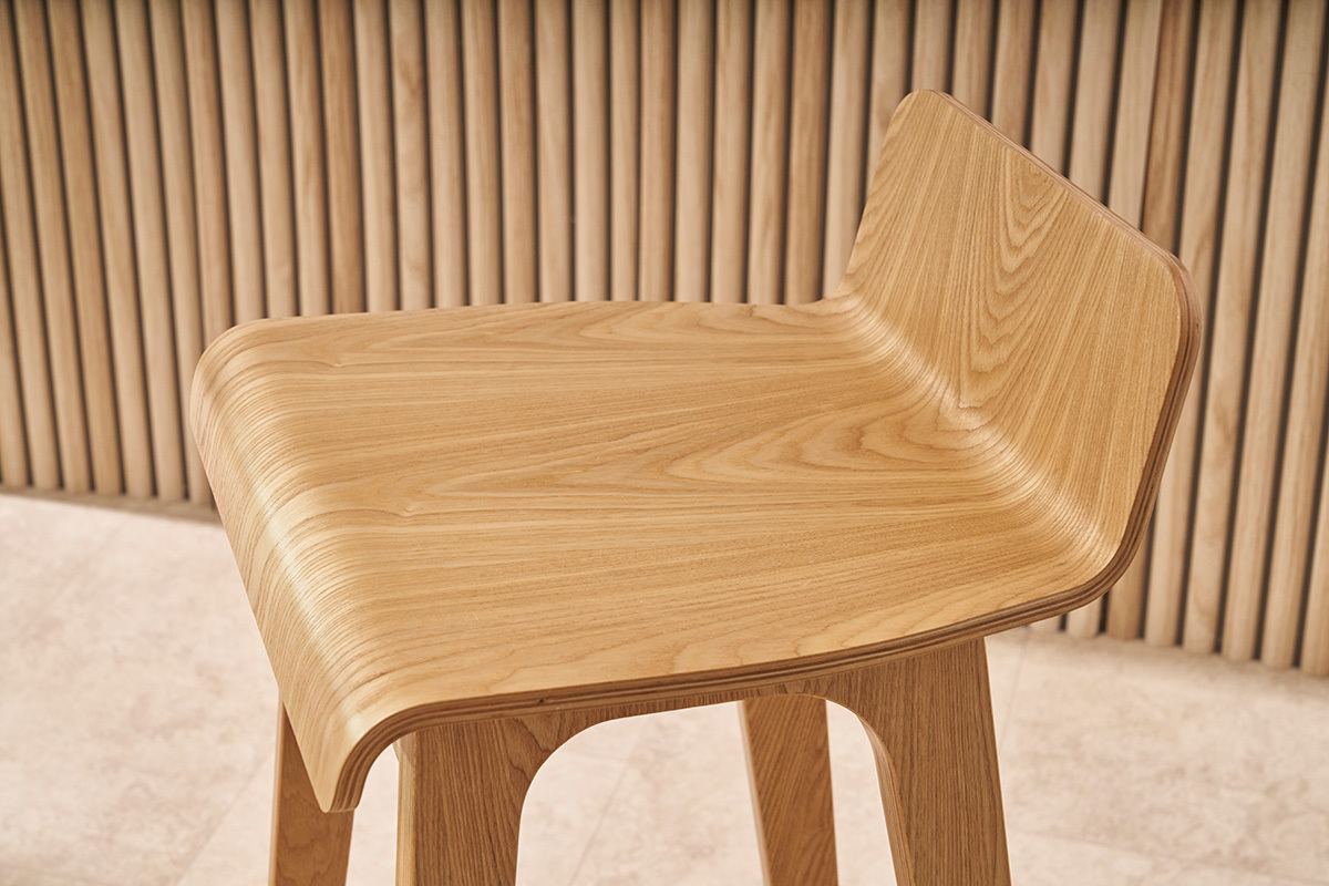 Chaise de bar scandinave en bois clair  BALTIK