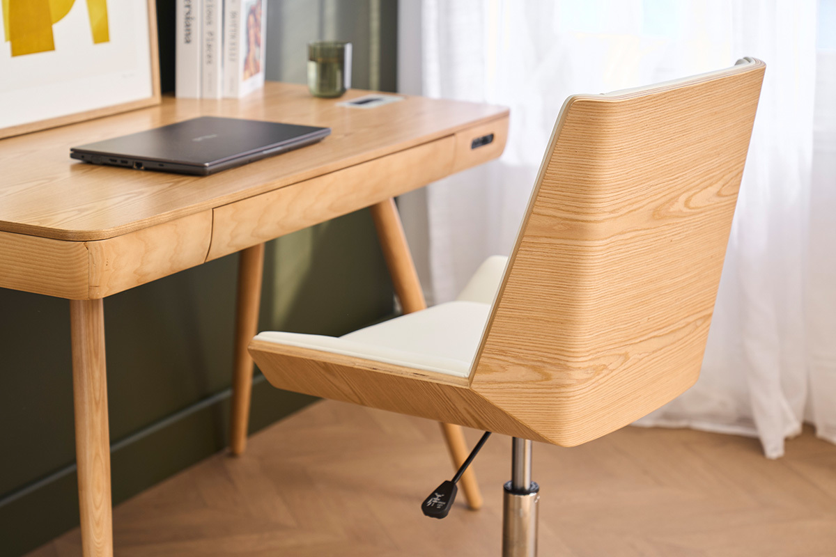 Chaise de bureau � roulettes design blanc, bois clair et acier chrom� MELKIOR