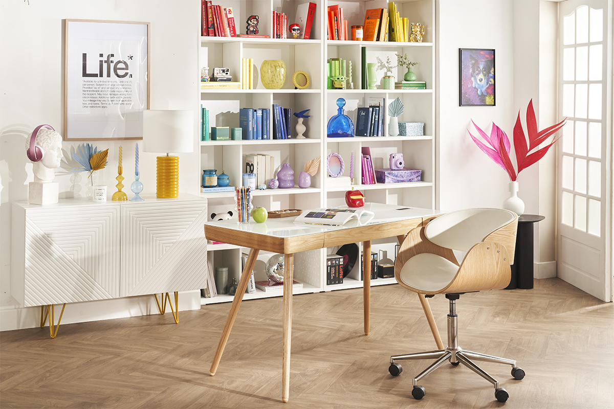 Chaise de bureau � roulettes design en tissu effet velours textur� beige, bois clair et acier chrom� BENT
