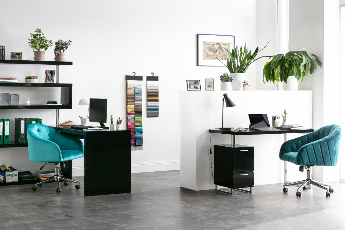 Chaise de bureau  roulettes en tissu velours bleu fonc et acier chrom ROMI