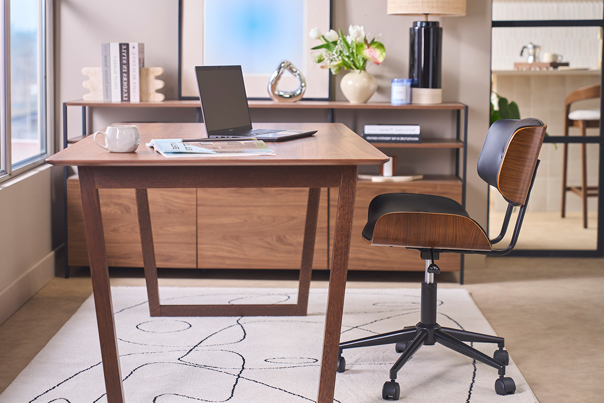 Chaise de bureau � roulettes noire et bois fonc� BASILE