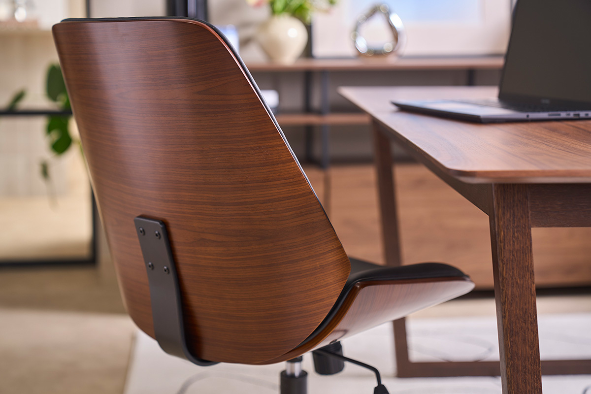 Chaise de bureau � roulettes noire et bois fonc� DOUGLAS