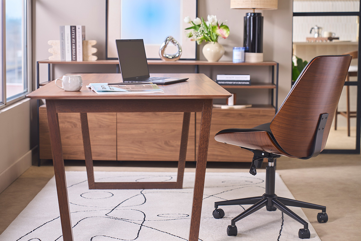 Chaise de bureau � roulettes noire et bois fonc� DOUGLAS