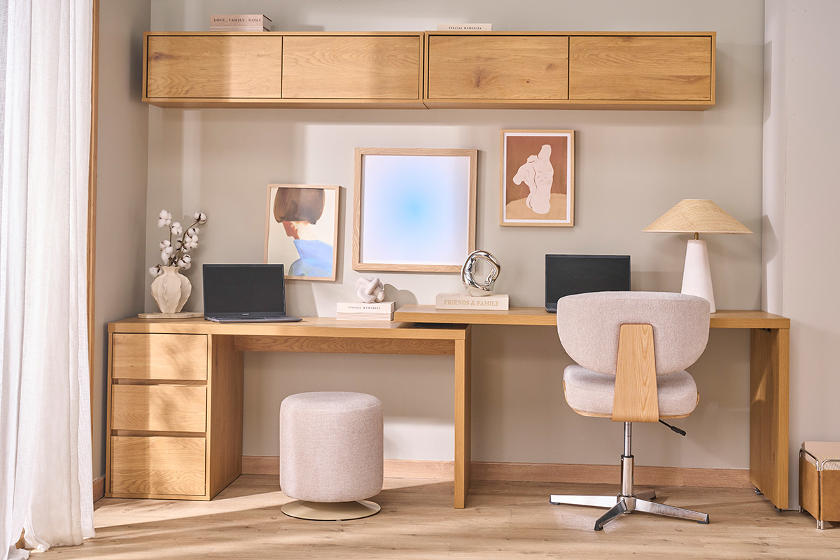 Chaise de bureau en tissu effet velours textur� beige et bois clair ch�ne HANZ