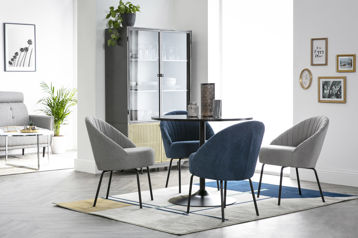 Chaise design effet velours bleu et mtal noir IZAAC