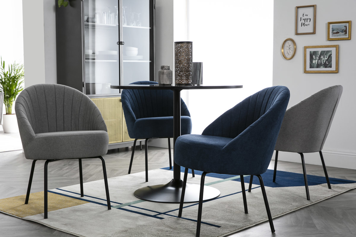 Chaise design effet velours bleu et mtal noir IZAAC