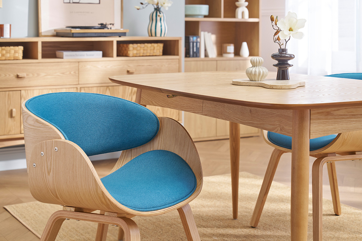 Chaise design en tissu bleu canard et bois clair BENT