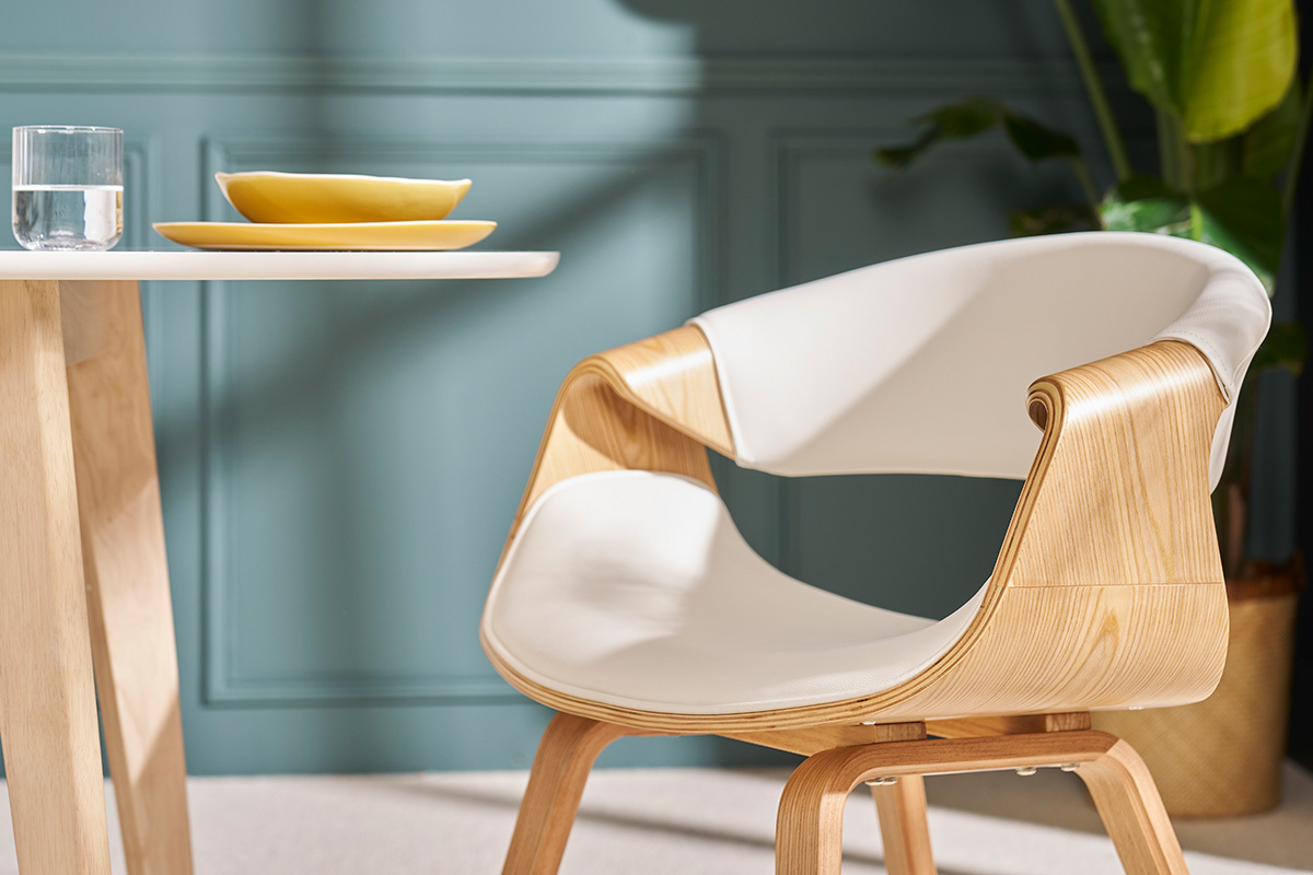 Chaise design en tissu effet velours textur� beige et bois clair ARAMIS