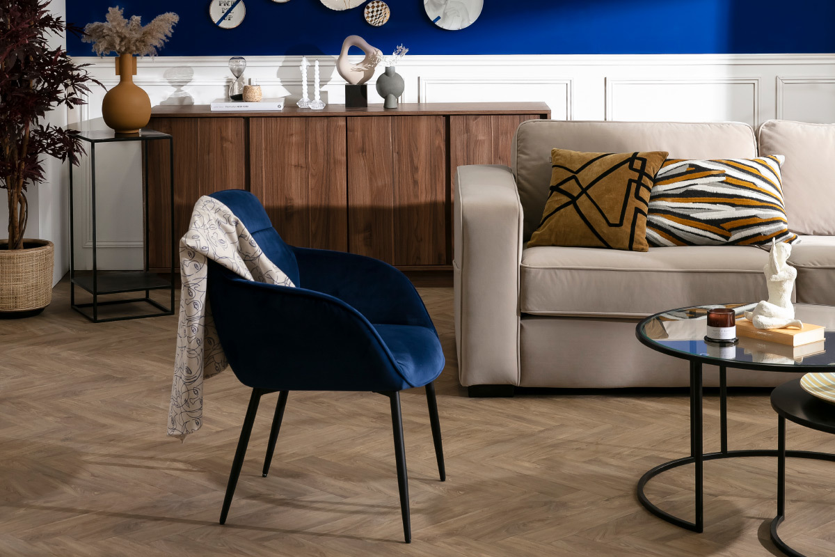 Chaise design en tissu effet velours textur� gris fonc� et m�tal noir FRIDA