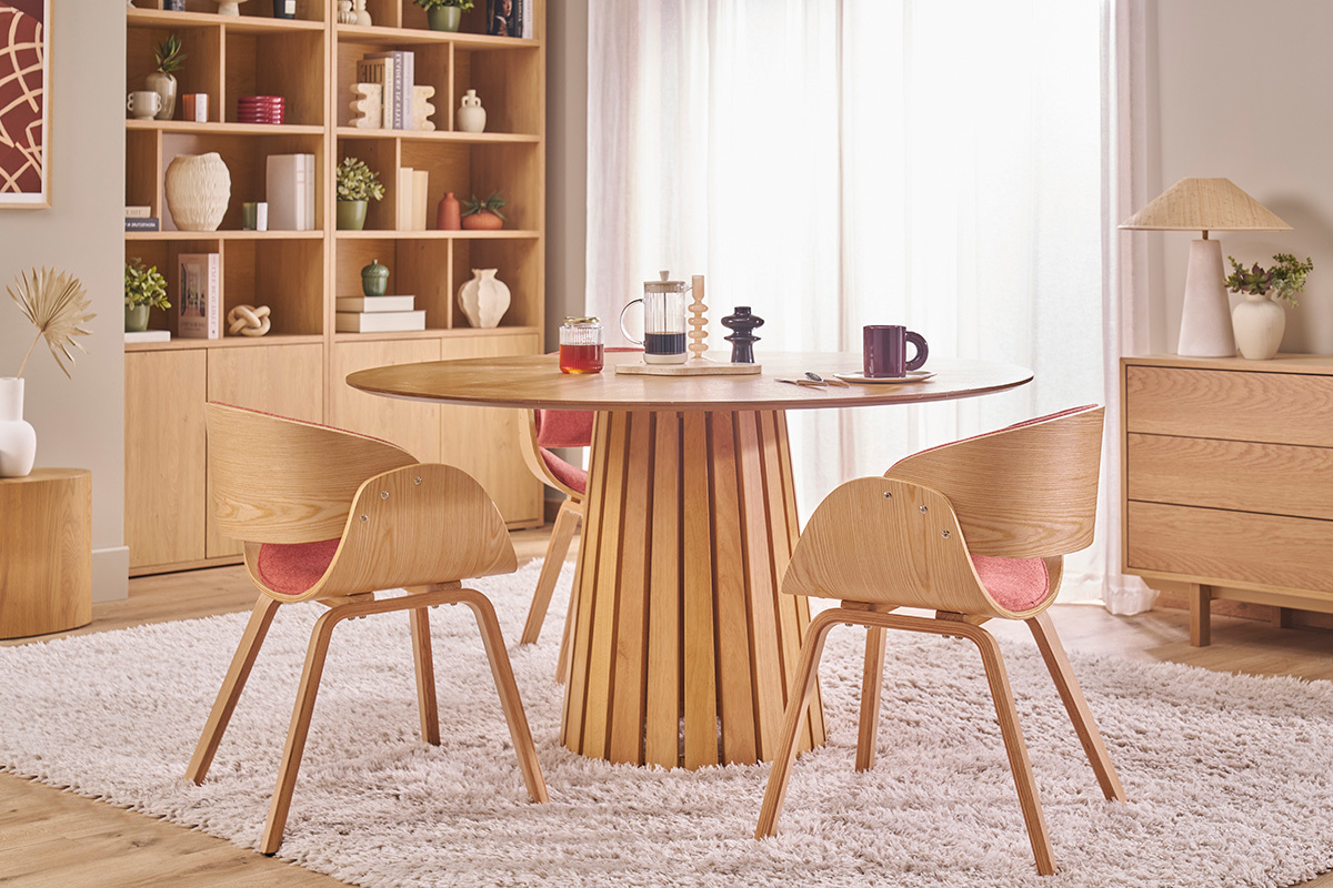 Chaise design en tissu effet velours textur� terracotta et bois clair BENT