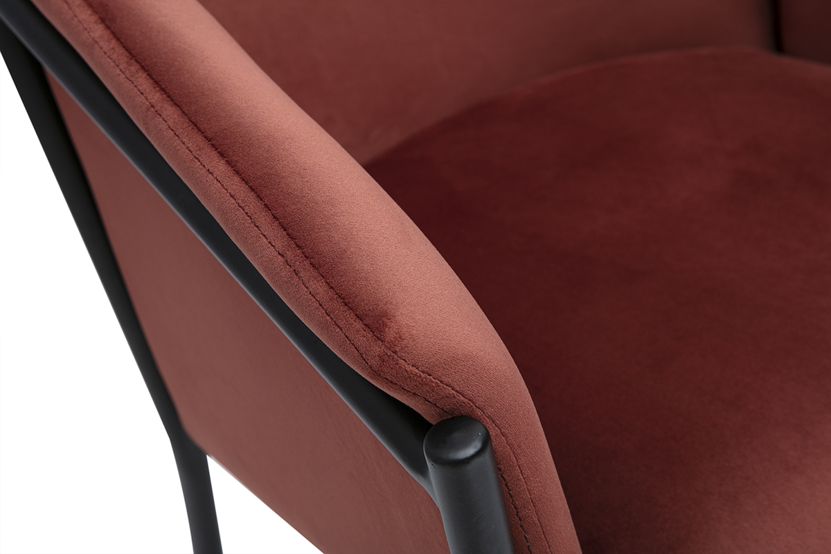 Chaise design en tissu velours rouge tomette et mtal noir BRIANE