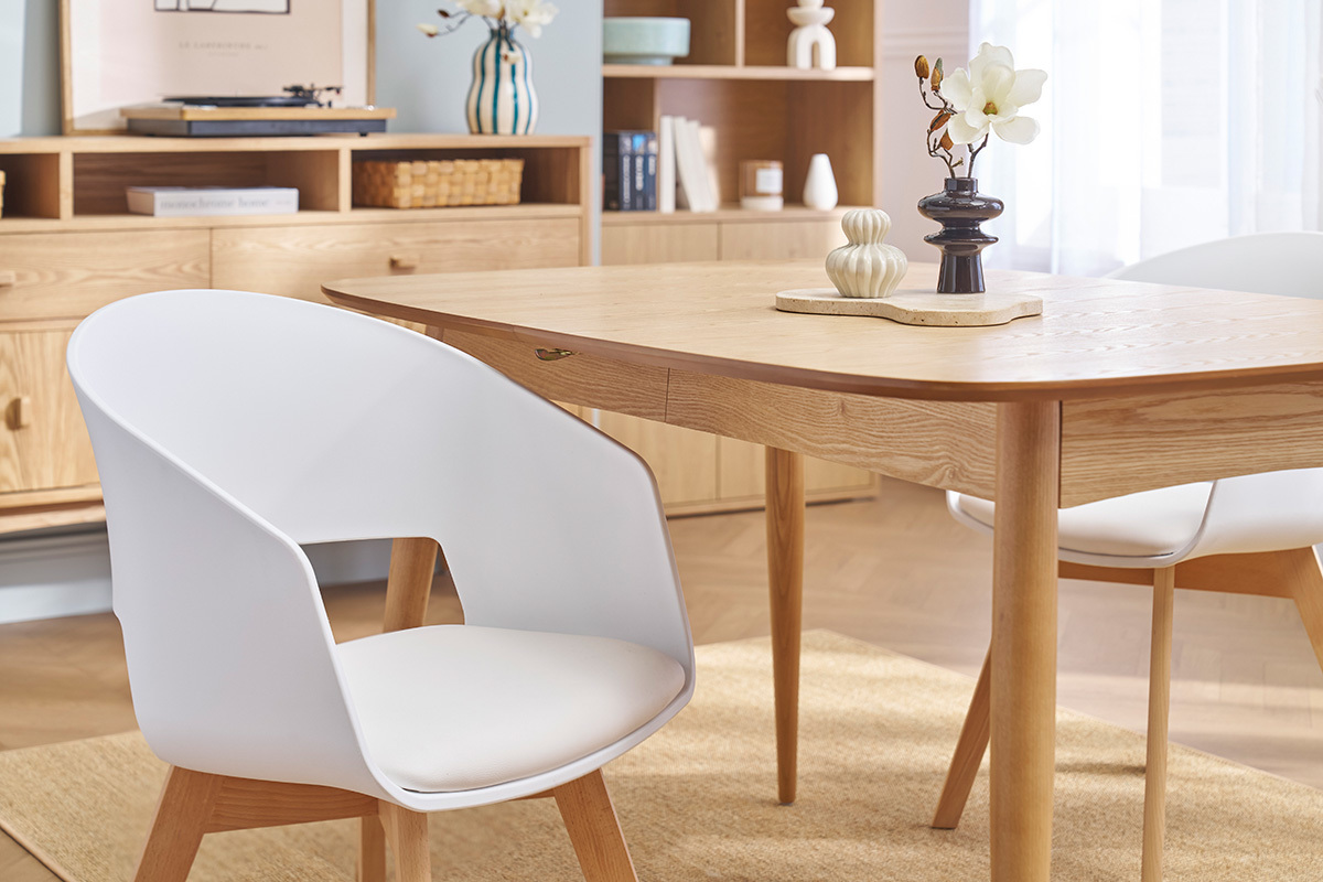 Chaise scandinave blanche et bois clair massif PRISMA