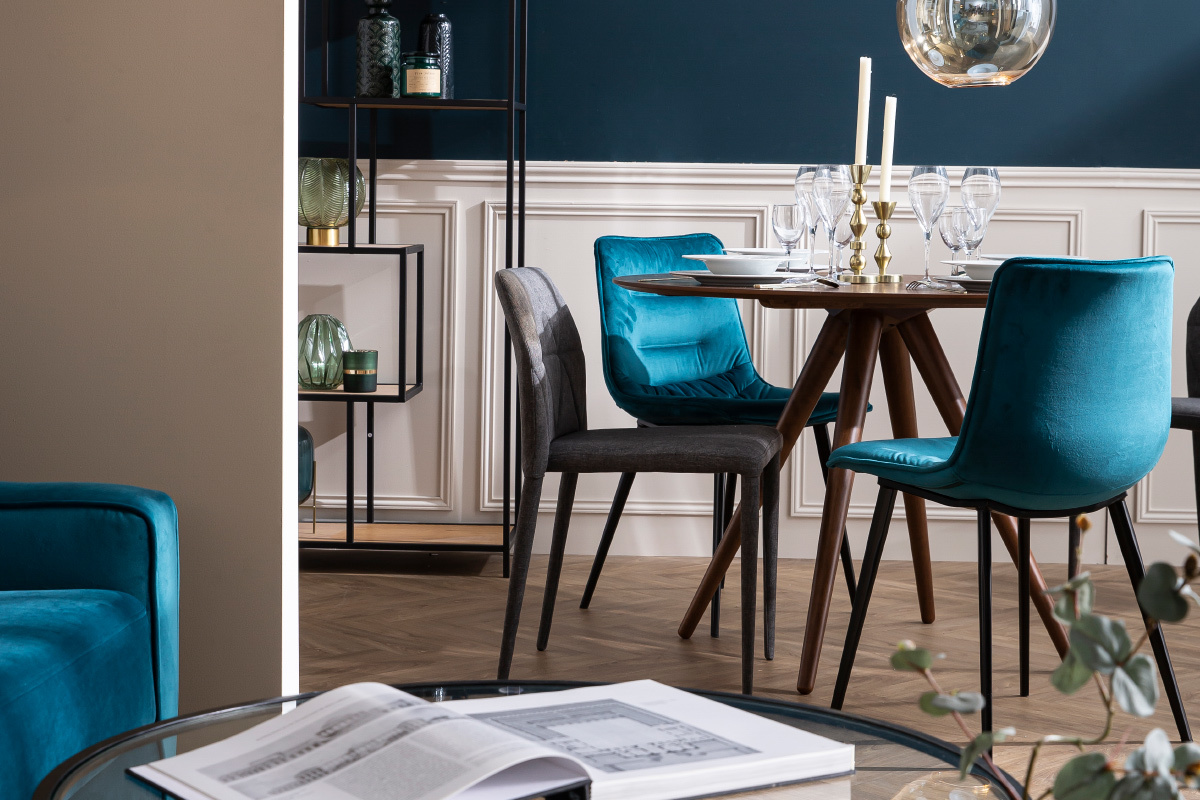 Chaises design en tissu velours bleu ptrole et mtal noir (lot de 2) PARKER