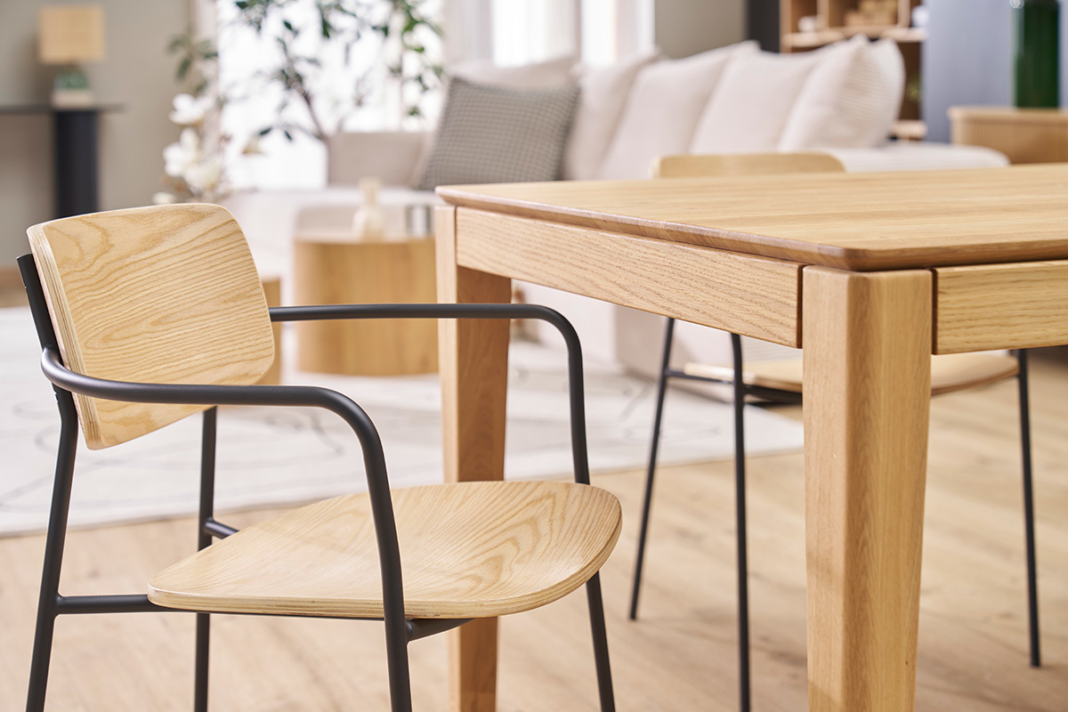 Chaises en bois clair ch�ne et m�tal noir (lot de 2) SUSAN