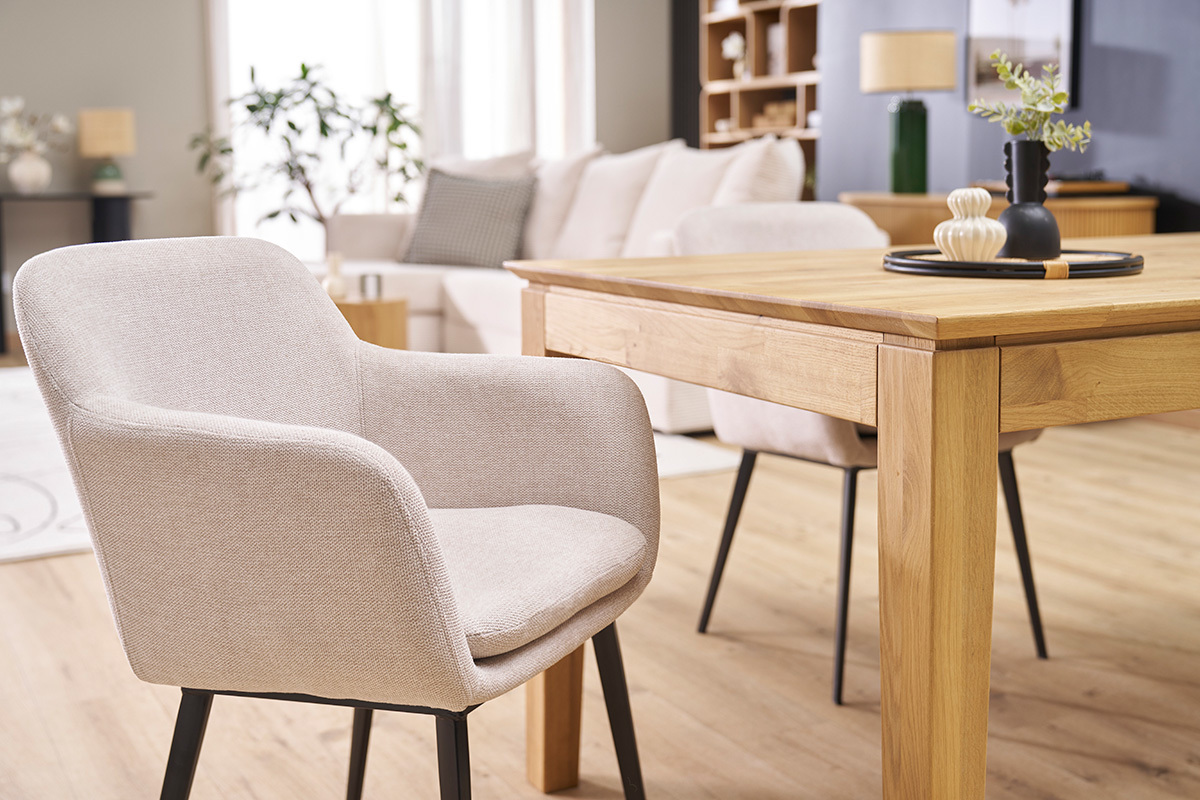 Chaises en tissu effet velours textur� beige et m�tal noir (lot de 2) AMIKA