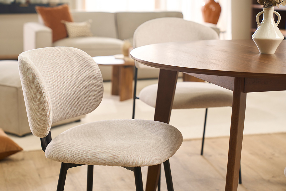 Chaises en tissu effet velours textur� beige et m�tal noir (lot de 2) ATRIUM