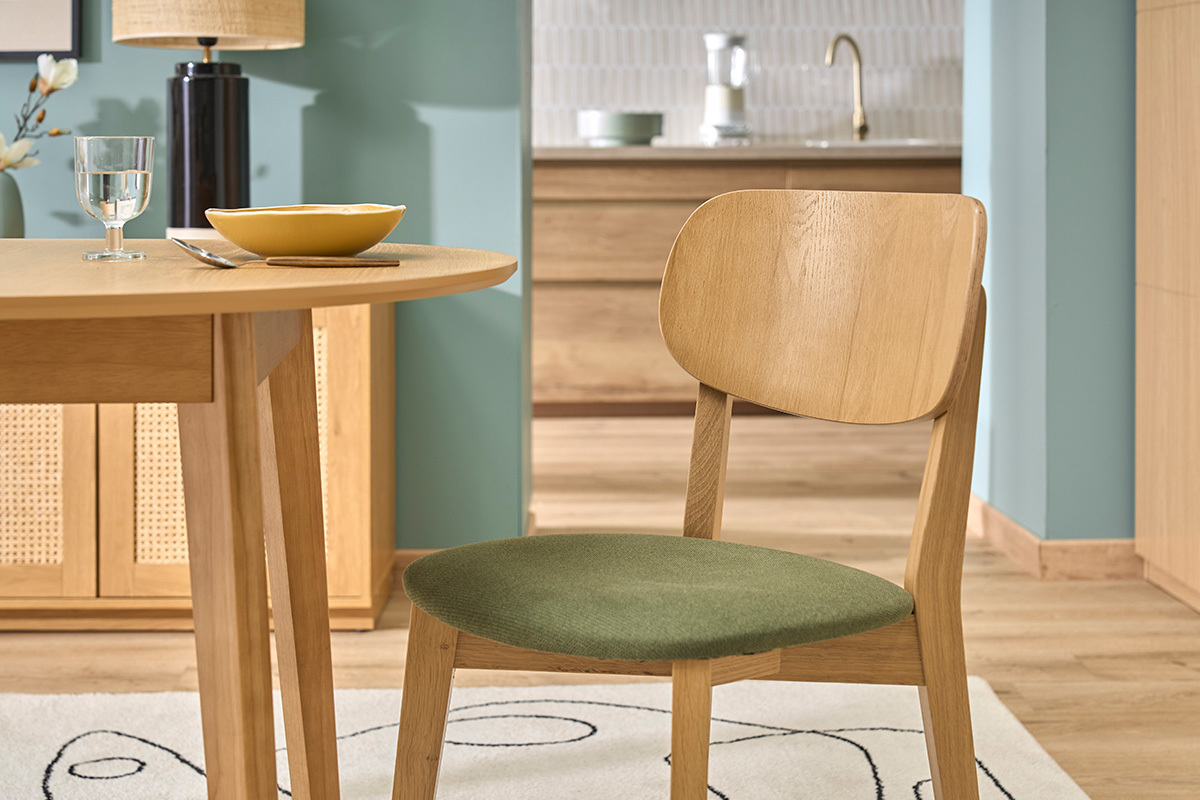 Chaises vintage en bois clair ch�ne et tissu effet velours textur� vert kaki (lot de 2) LUCIA