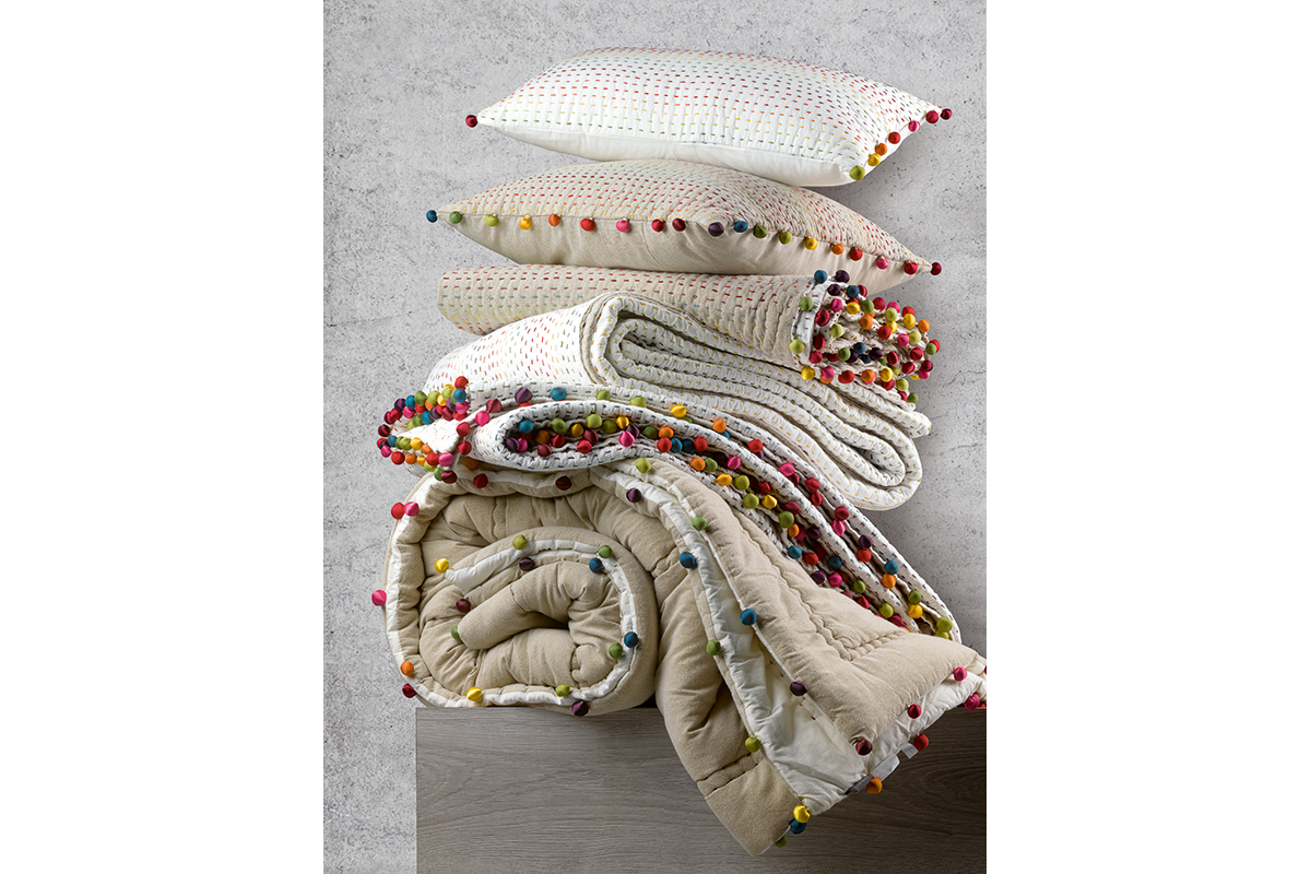 Coussin en coton avec pompons multicolores 45 x 45 cm FILEA