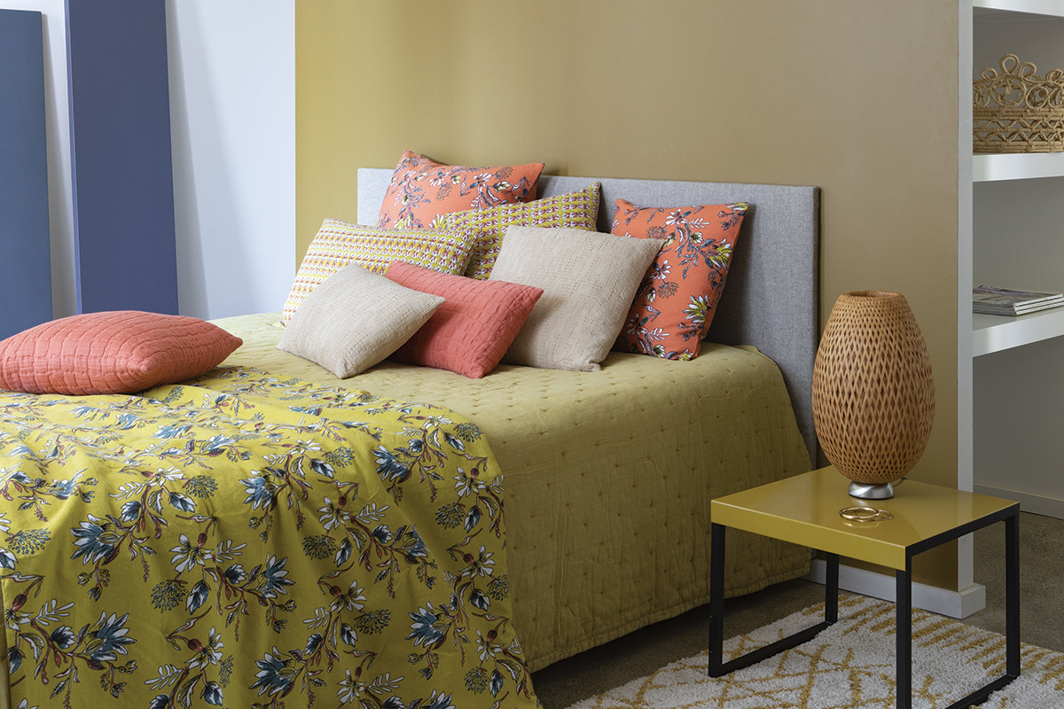 Coussin imprim� fleurs jaune curry 60 x 60 cm GILIA