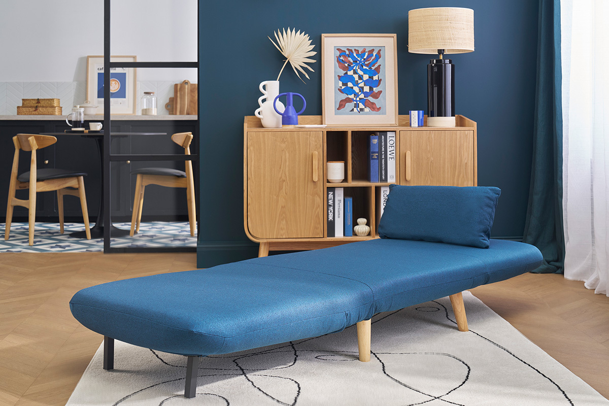 Fauteuil convertible scandinave en tissu bleu fonc et bois clair AMIKO