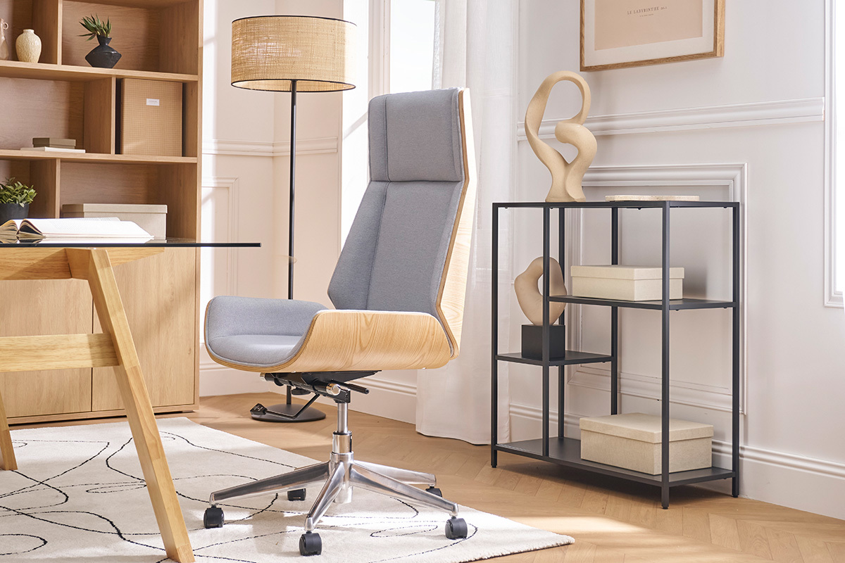 Fauteuil de bureau de direction design en tissu gris clair, bois clair et acier chromé CURVED