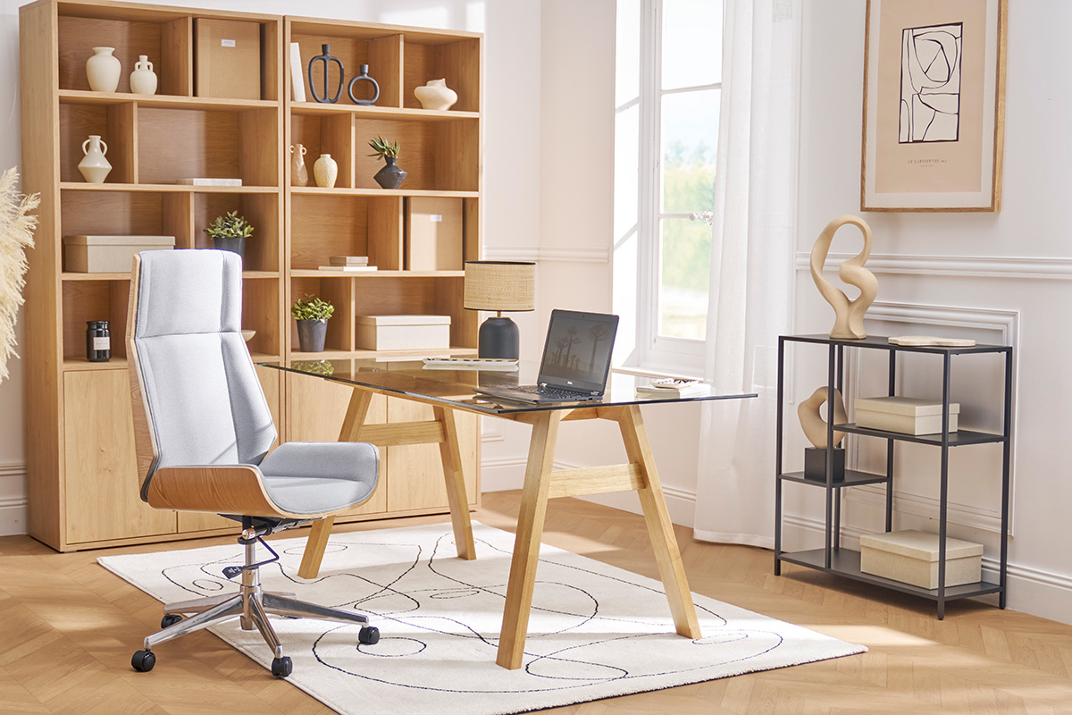 Fauteuil de bureau de direction design en tissu gris clair, bois clair et acier chromé CURVED