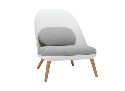 Fauteuil design blanc avec coussins en tissu et pieds bois clair LEAF