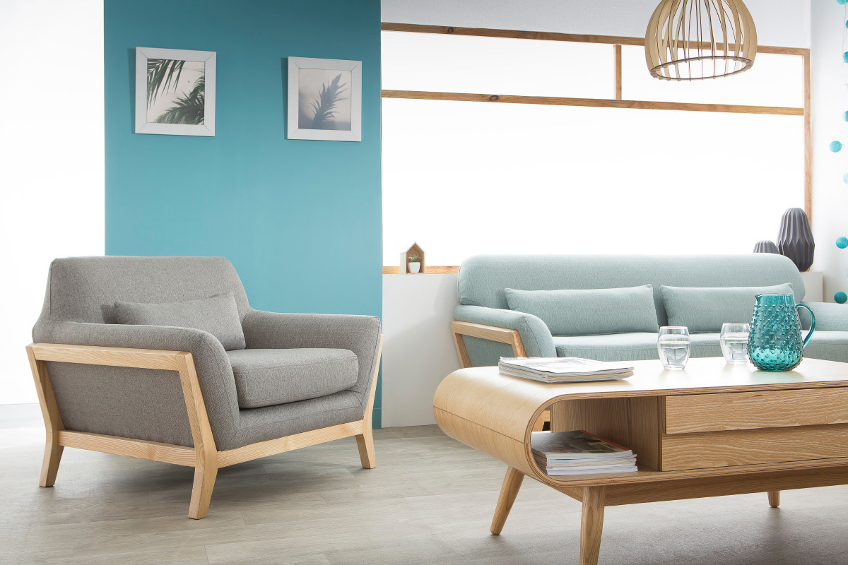 Fauteuil design bleu fonc� pieds bois YOKO