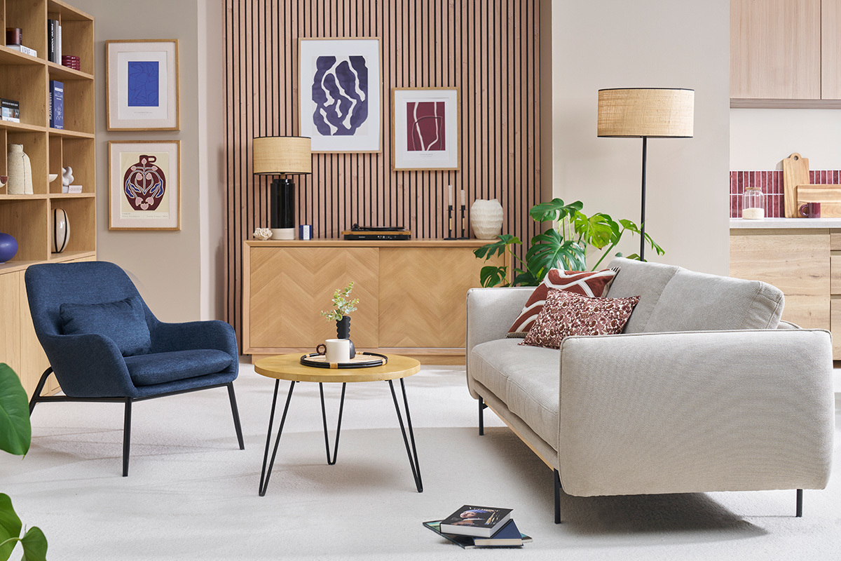 Fauteuil design en tissu effet velours textur bleu fonc et mtal noir MAXINE