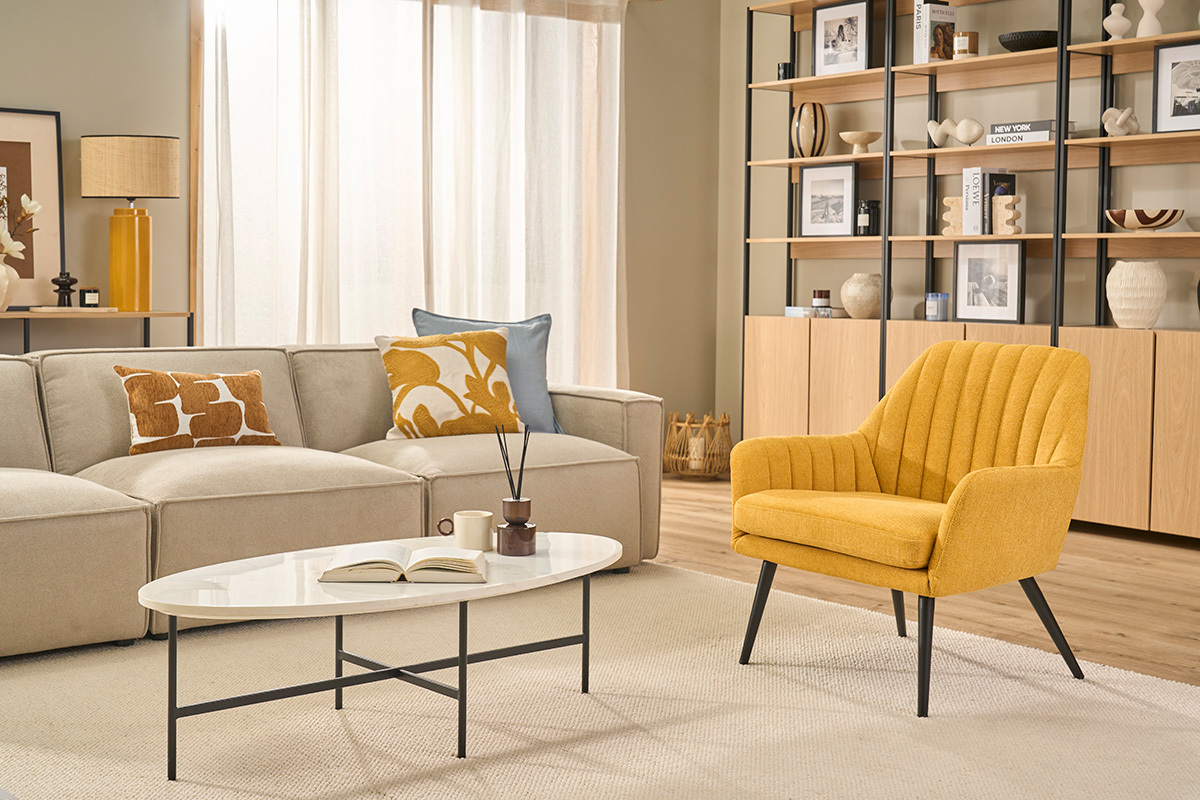 Fauteuil design en tissu effet velours textur� jaune moutarde et m�tal noir GASTON