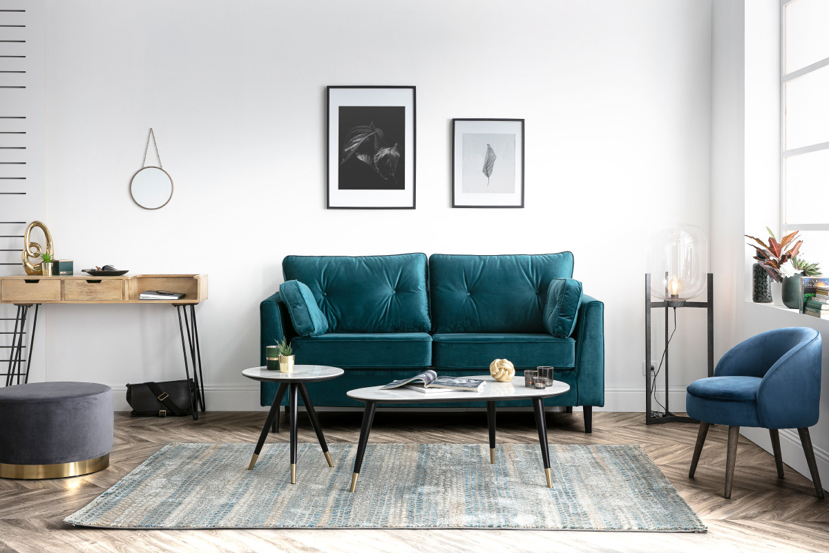 Fauteuil design en velours bleu et pieds bois UTA