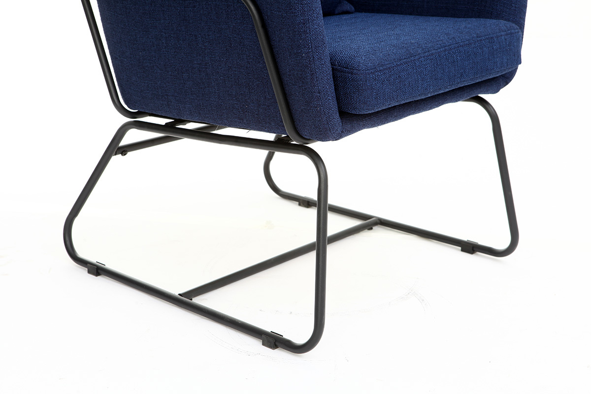Fauteuil design tissu bleu fonc� et structure m�tal noir MONROE