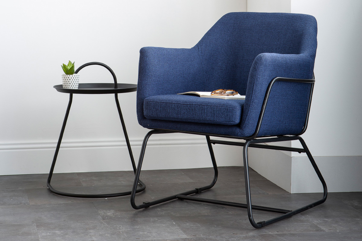 Fauteuil design tissu bleu fonc� et structure m�tal noir MONROE