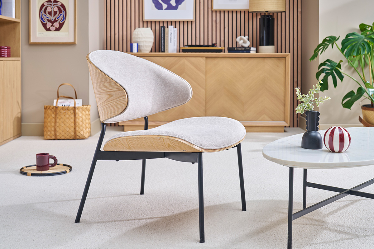 Fauteuil en tissu effet velours textur� beige, bois clair et m�tal noir FABULO