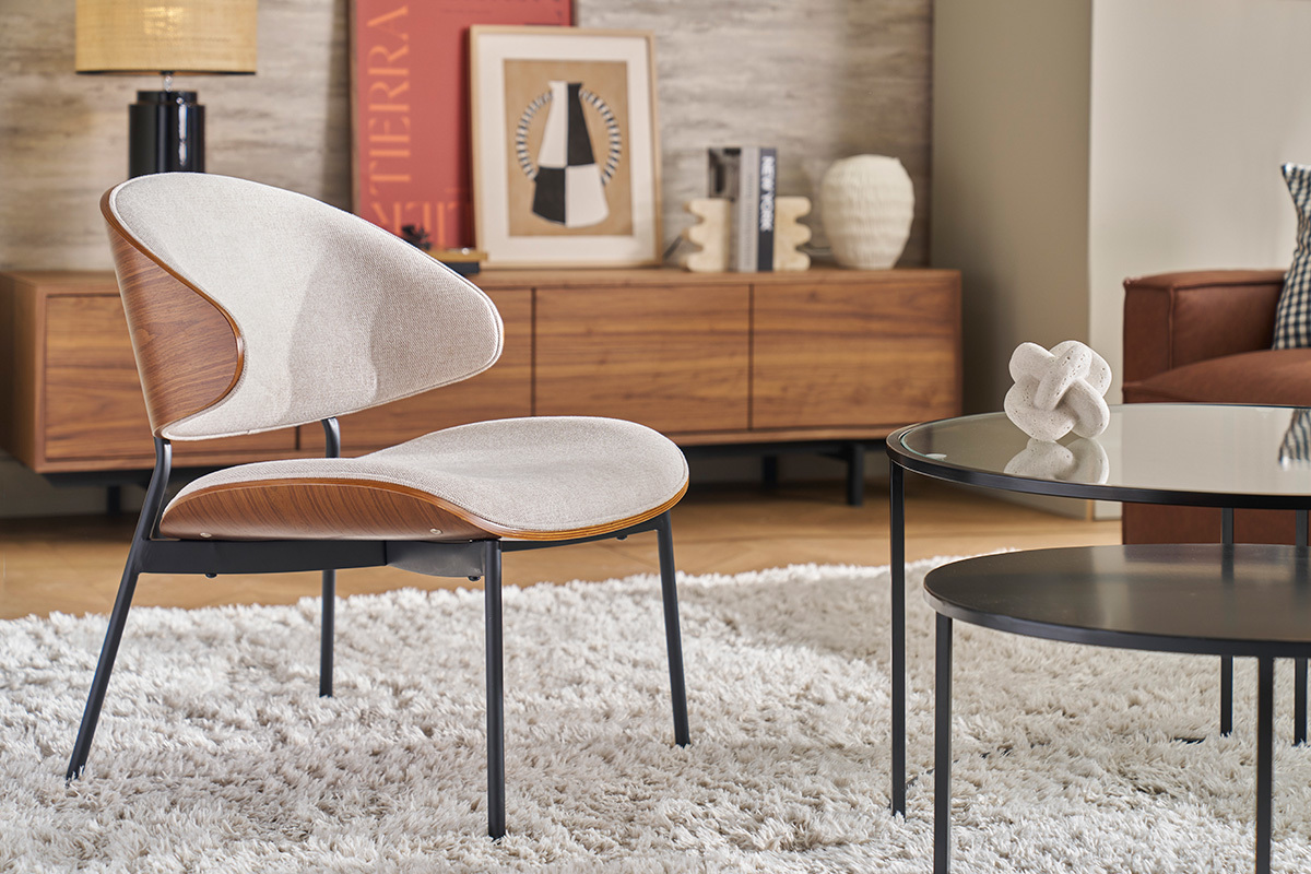 Fauteuil en tissu effet velours textur� beige, bois fonc� et m�tal noir FABULO