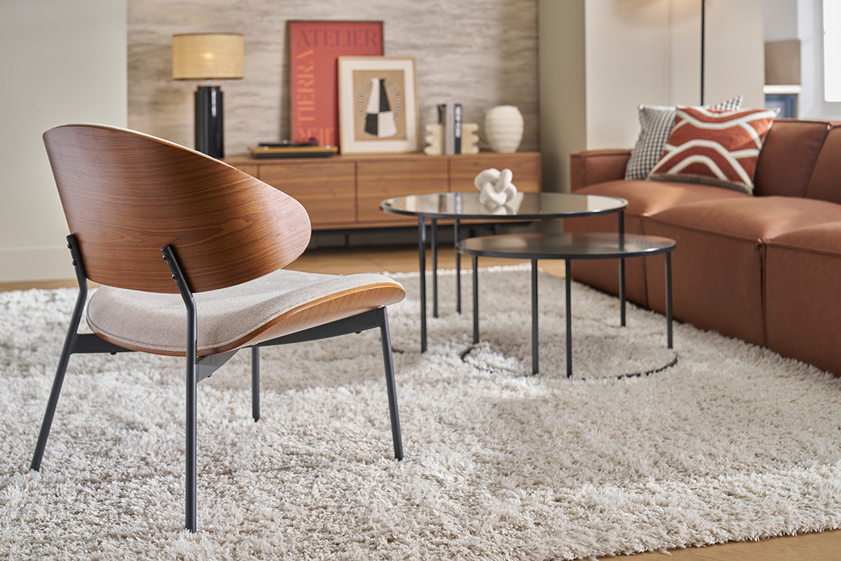 Fauteuil en tissu effet velours textur� beige, bois fonc� et m�tal noir FABULO