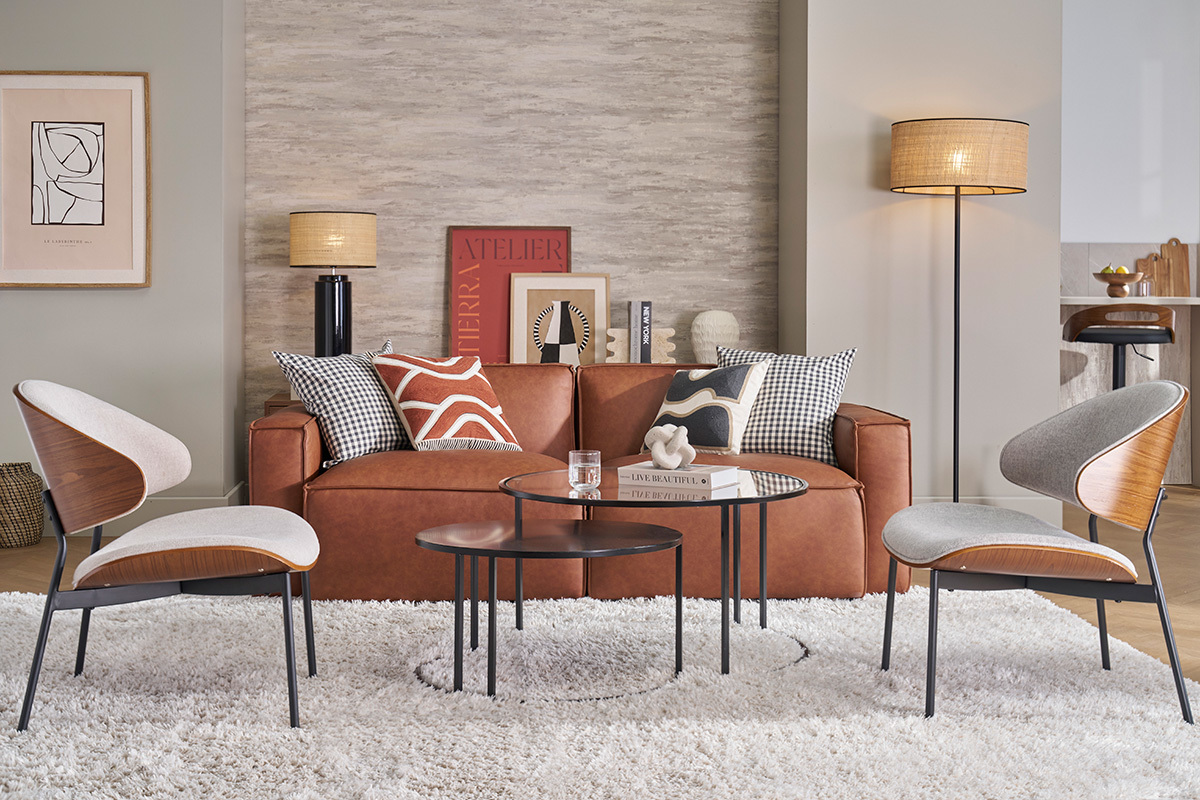 Fauteuil en tissu effet velours textur� beige, bois fonc� et m�tal noir FABULO