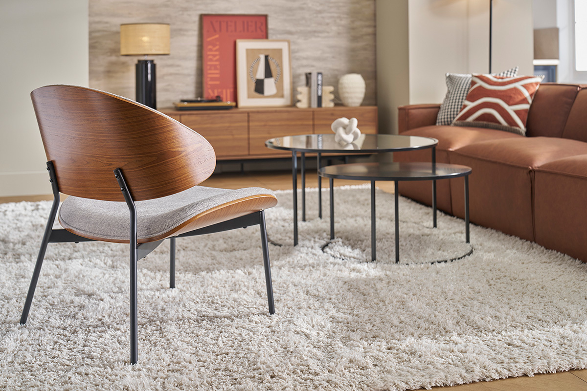 Fauteuil en tissu effet velours textur� gris, bois fonc� et m�tal noir FABULO